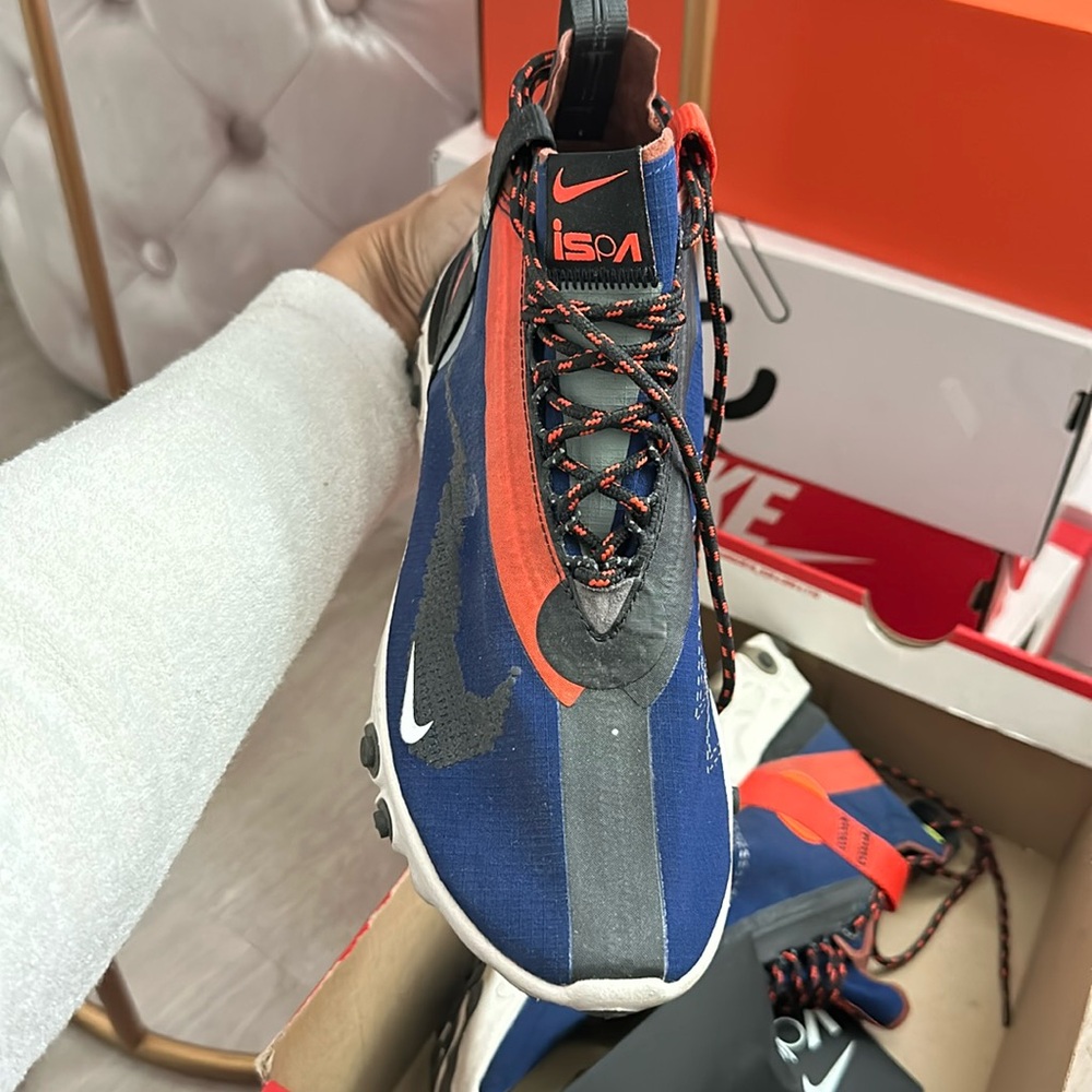 Nike  size 8 women’s ! Only used 3 times. Comes with extra laces & original box